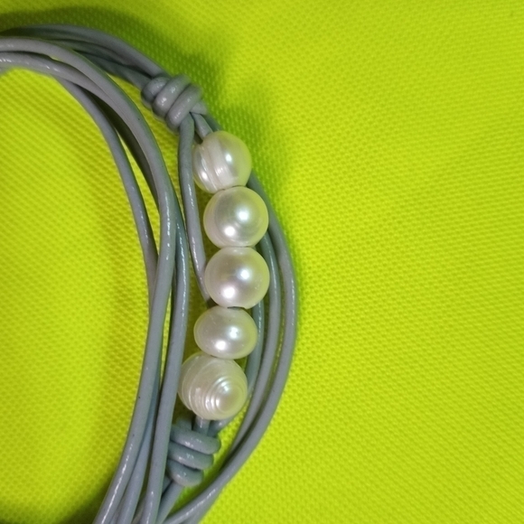 Grey leather cord pearl magnetic bracelet - Picture 4 of 8